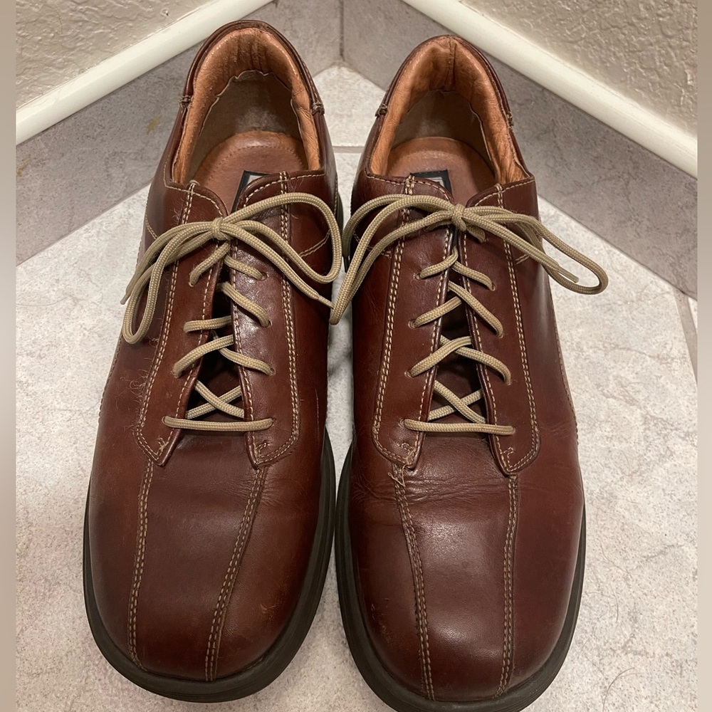 Brown shoe brand size 12/ used but excellent condition. Fits wide
